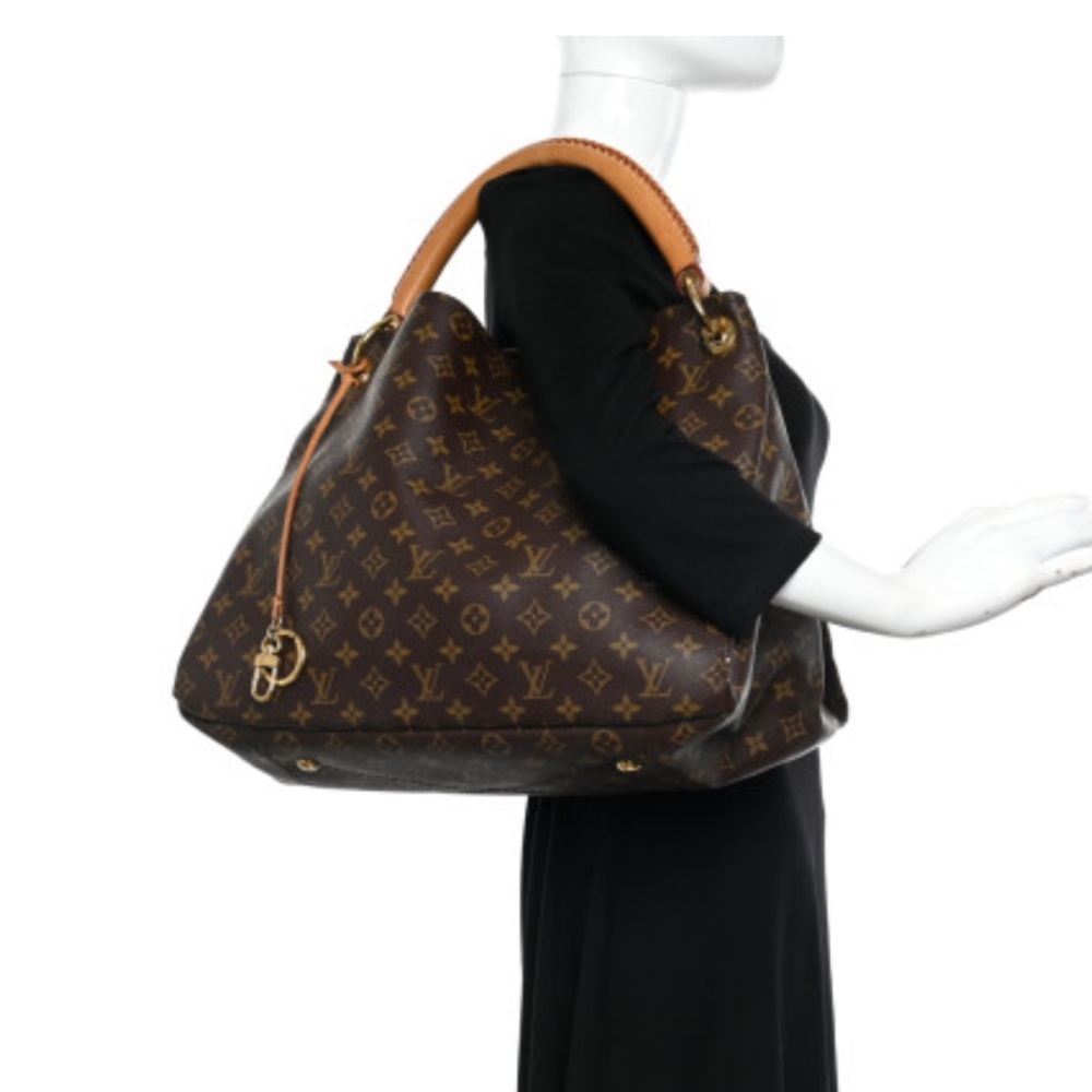 This is an authentic LOUIS VUITTON Monogram Artsy
MM.